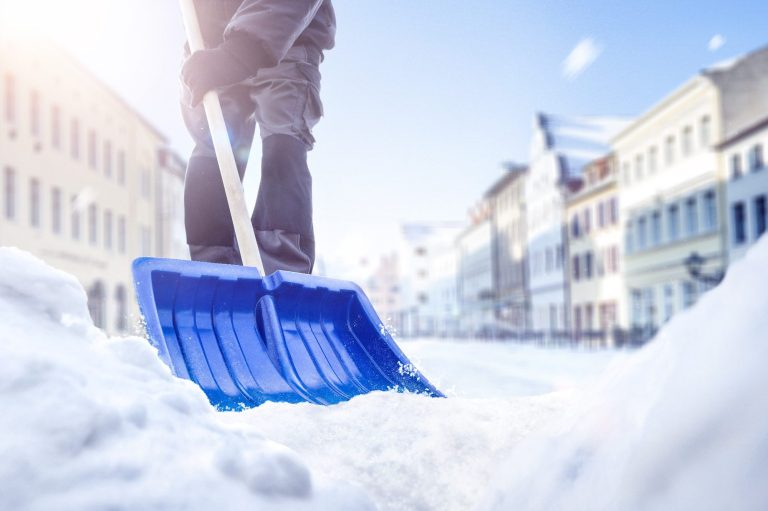 Zuverlässiger Winterdienst für Berlin – Schnee räumen bei jedem Wetter Winterdienst in Berlin – Schneeräumung auf Gehwegen bei sonnigem Wetter